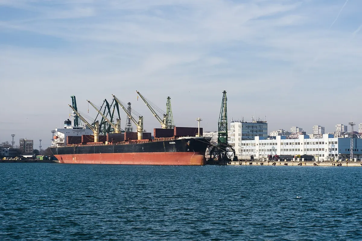 Пристанище Варна с кораби и кранове през декемврийски ден