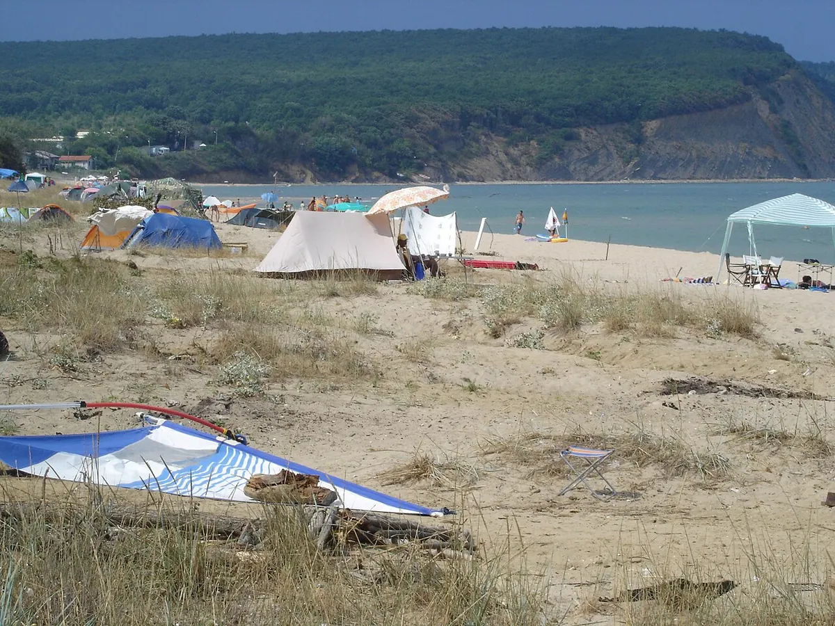 Пясъчен плаж Иракли край морето през месец август