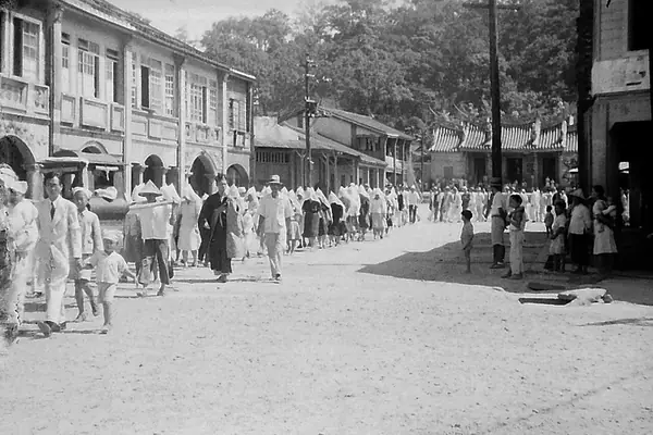 Историческа черно-бяла процесия с хора на улица в Бейпу от 1935 година