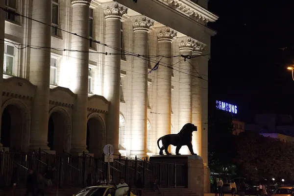 Съдебната палата в София вечерно време с осветена фасада